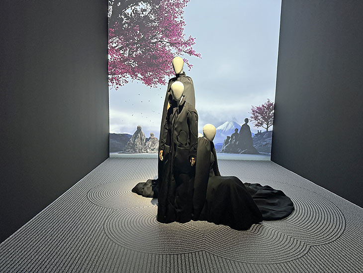 Zen Garden:  VIKTOR&ROLF - FASHION STATEMENTS Ausstellung in der Kunsthalle München 23.03.–06.10.2024 (ªFoto:Martin Schmitz)